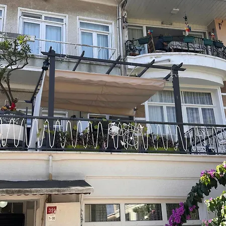 Cute Island House With Balcony Within Walking Distance To The Daire Heybeliada
