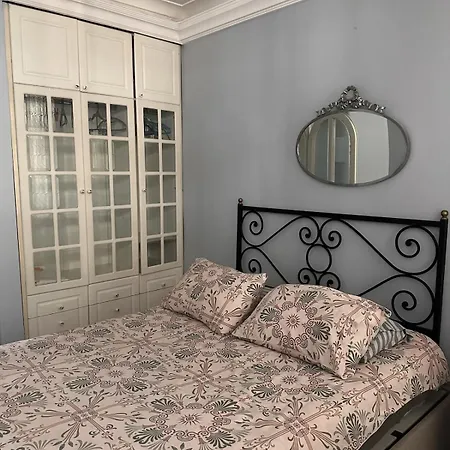Cute Island House With Balcony Within Walking Distance To The Daire Heybeliada