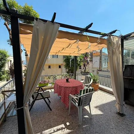 Cute Island House With Balcony Within Walking Distance To The *