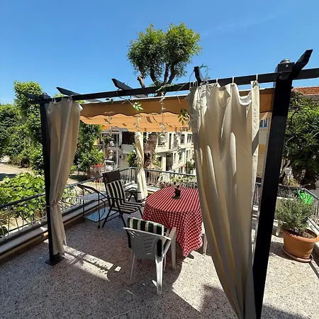 Cute Island House With Balcony Within Walking Distance To The * Heybeliada